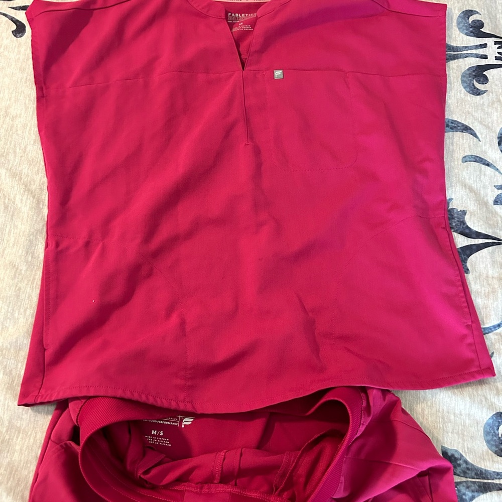 Medium Fabletics and 1 Comeni scrubs excellent used condition.